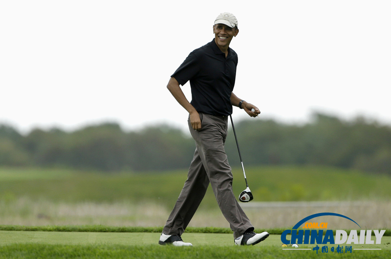 美國(guó)總統(tǒng)奧巴馬度假頂毛毛雨打高爾夫自得其樂