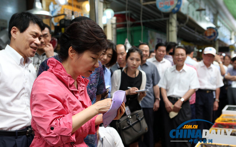 韓總統(tǒng)樸槿惠走訪水產(chǎn)品市場了解民生(高清組圖)