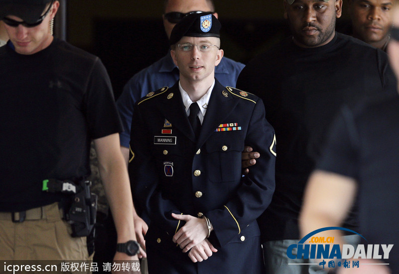 美國(guó)泄密大兵曼寧有性別認(rèn)知障礙 戴假發(fā)涂口紅照曝光
