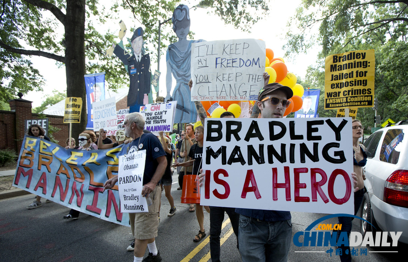 美國(guó)泄密大兵曼寧有性別認(rèn)知障礙 戴假發(fā)涂口紅照曝光