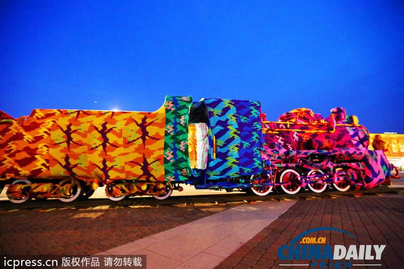 波蘭藝術(shù)家毛線(xiàn)“轟炸”火車(chē) 形成靚麗風(fēng)景線(xiàn)