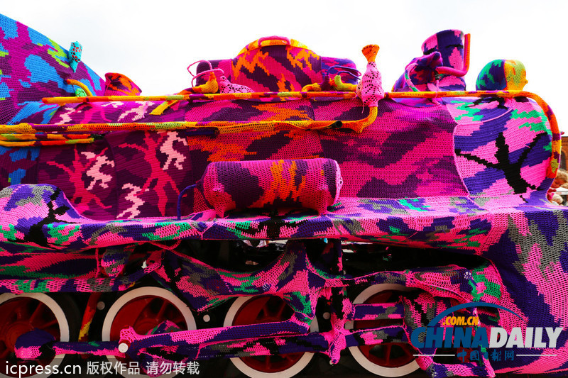 波蘭藝術(shù)家毛線“轟炸”火車 形成靚麗風(fēng)景線