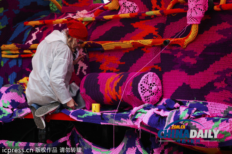 波蘭藝術(shù)家毛線“轟炸”火車 形成靚麗風(fēng)景線