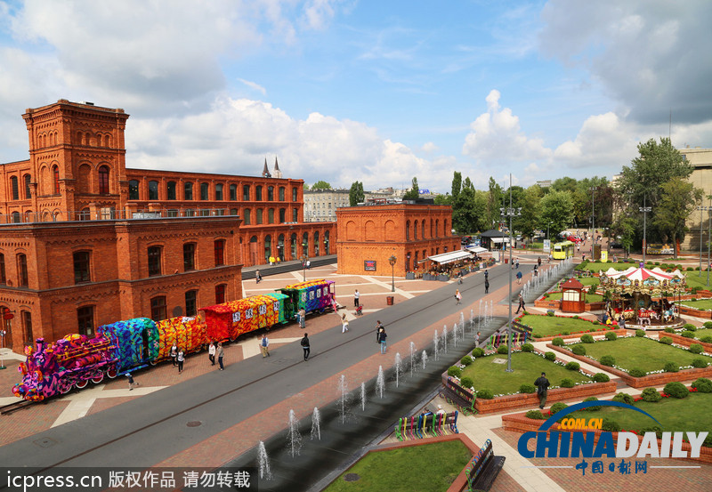波蘭藝術(shù)家毛線“轟炸”火車 形成靚麗風(fēng)景線