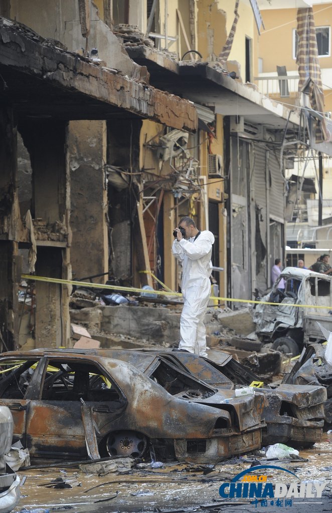 黎巴嫩政府調(diào)查爆炸現(xiàn)場 死傷300多人（高清組圖）