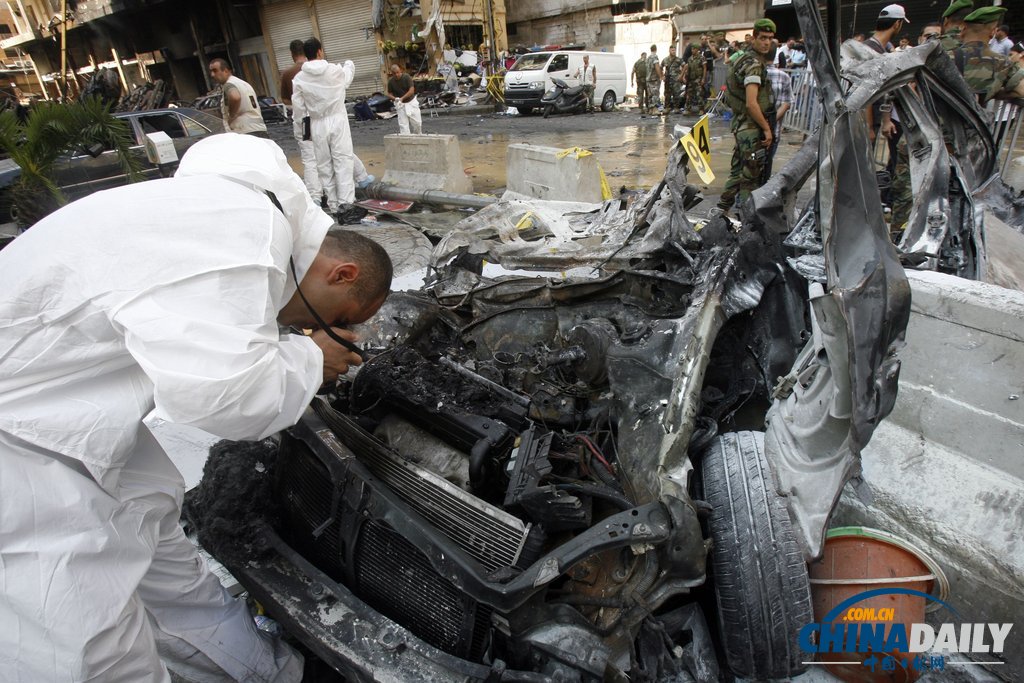黎巴嫩政府調(diào)查爆炸現(xiàn)場 死傷300多人（高清組圖）