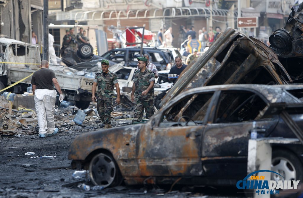黎巴嫩政府調(diào)查爆炸現(xiàn)場 死傷300多人（高清組圖）