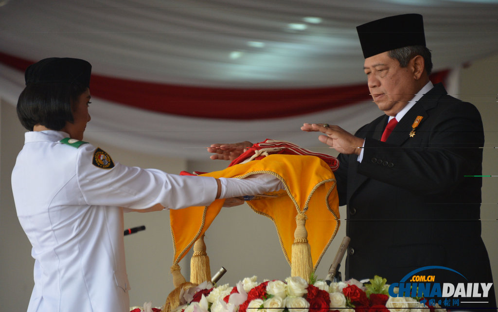 印尼總統(tǒng)出席獨立日閱兵式自帶迷你電風扇 曾有女兵疑似熱暈（高清組圖）