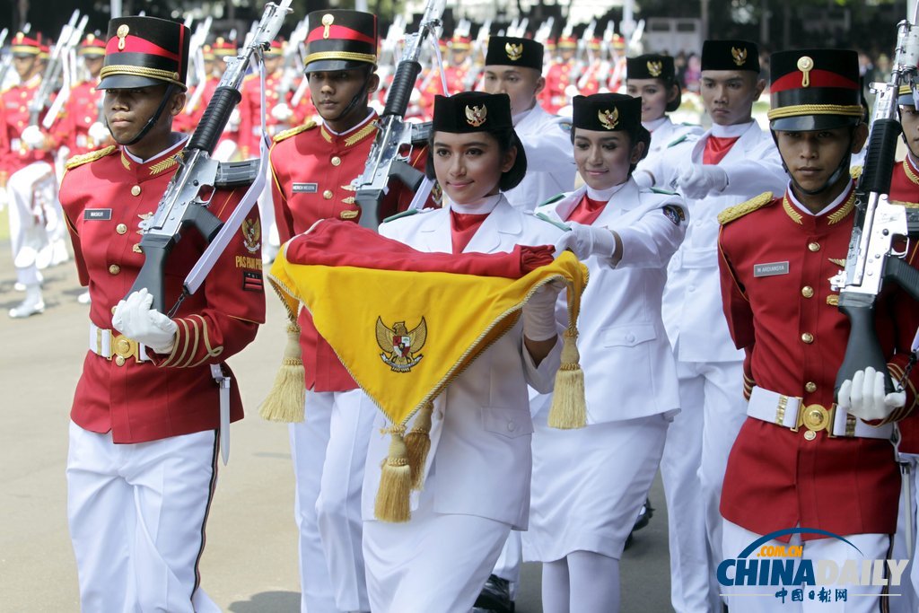 印尼總統(tǒng)出席獨立日閱兵式自帶迷你電風扇 曾有女兵疑似熱暈（高清組圖）