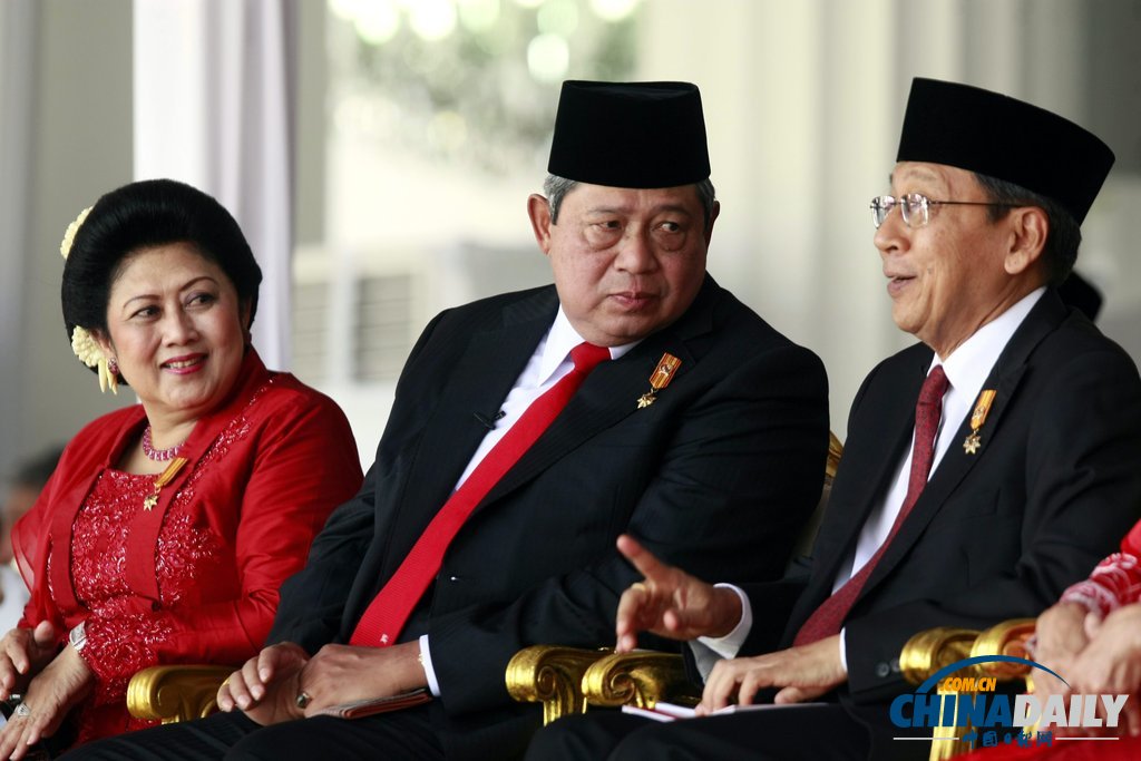 印尼總統(tǒng)出席獨立日閱兵式自帶迷你電風扇 曾有女兵疑似熱暈（高清組圖）