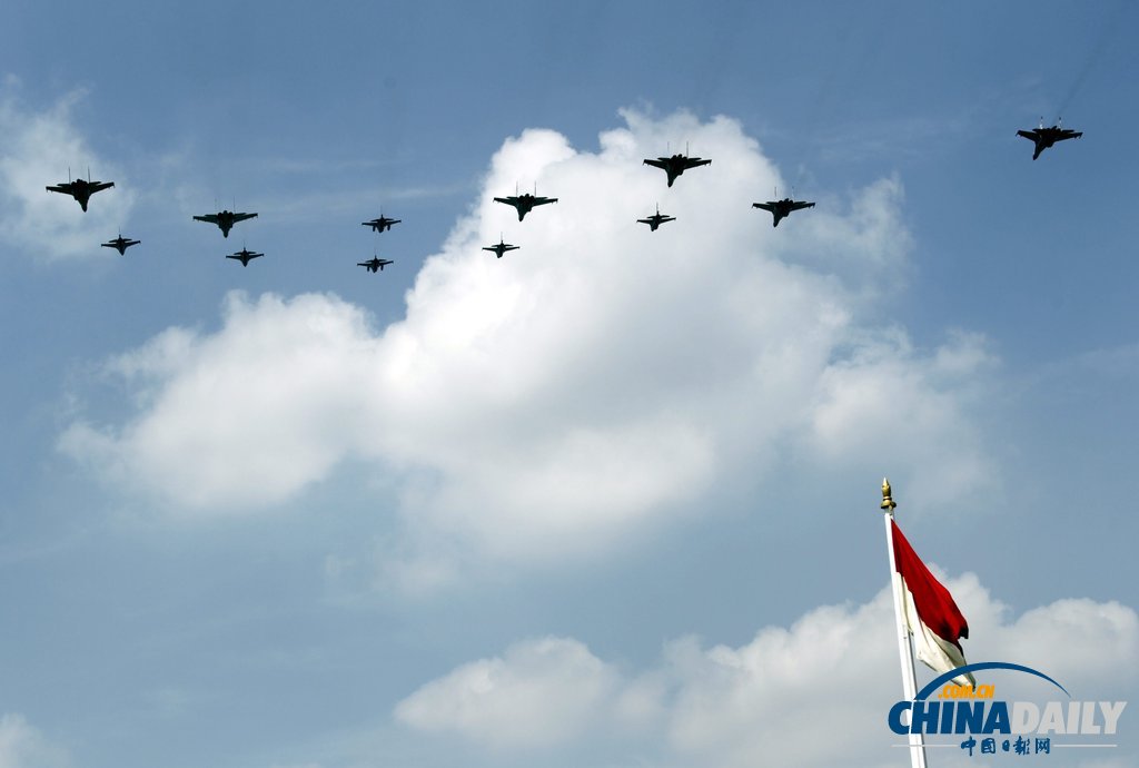 印尼總統出席獨立日閱兵式自帶迷你電風扇 曾有女兵疑似熱暈(高清組圖)