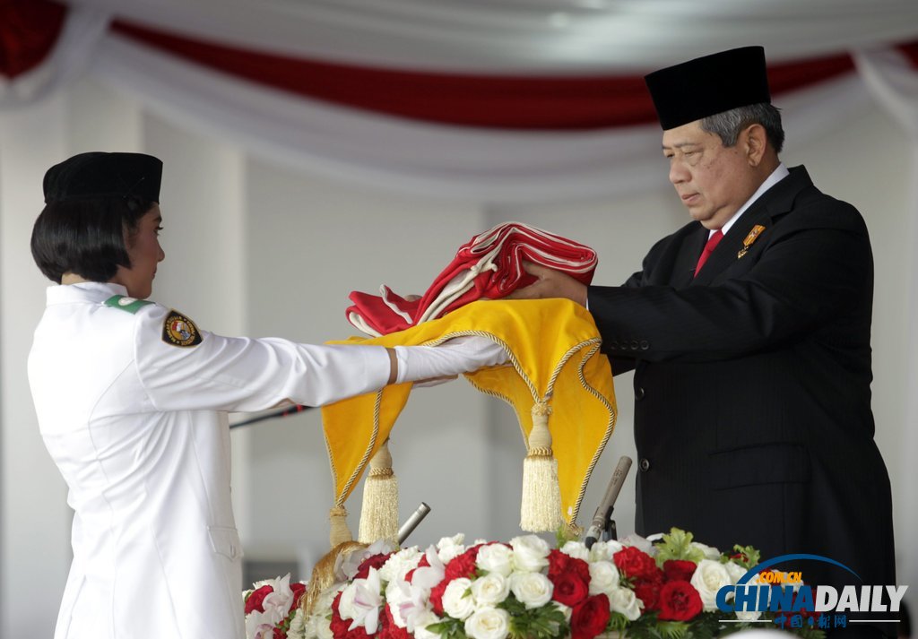 印尼總統(tǒng)出席獨立日閱兵式自帶迷你電風扇 曾有女兵疑似熱暈（高清組圖）