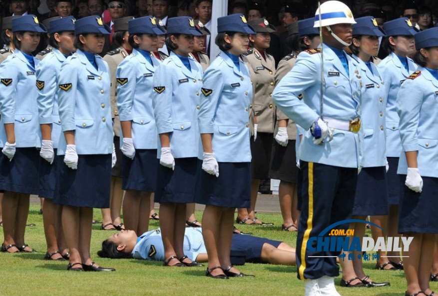印尼總統(tǒng)出席獨(dú)立日閱兵式自帶迷你電風(fēng)扇 曾有女兵疑似熱暈（高清組圖）