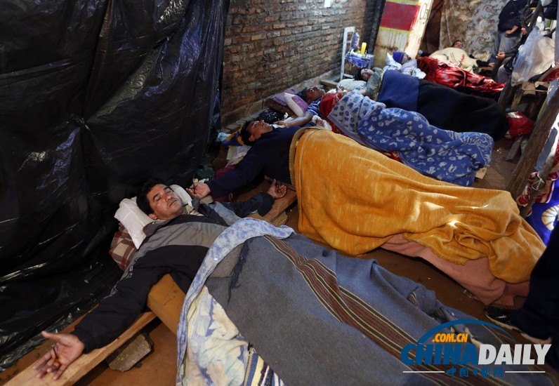 6名巴拉圭公車司機(jī)將自己釘于十字架抗議公司(圖)