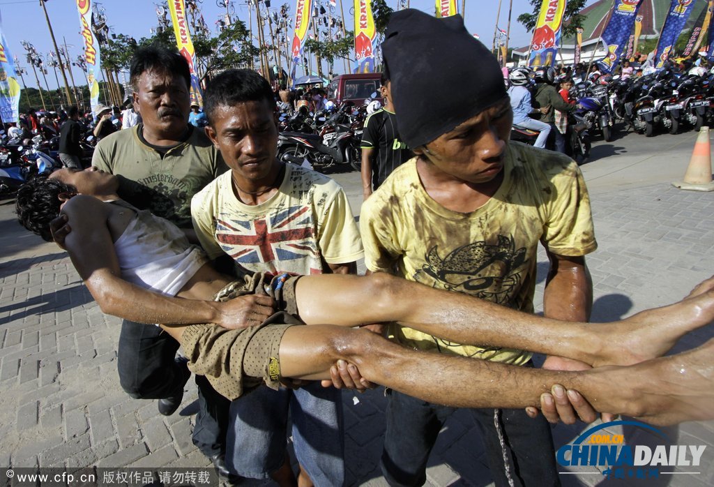 以國家名義狂歡 印尼民眾爬高奪獎慶祝獨立日（圖）