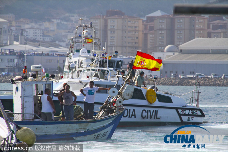 西班牙漁民赴直布羅陀爭議海域 抗議對方修建島礁(高清組圖)