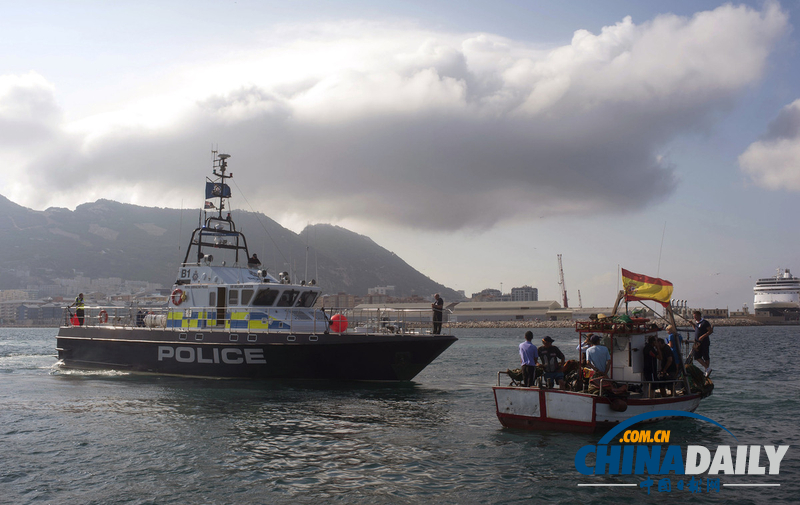 西班牙漁民赴直布羅陀爭議海域 抗議對方修建島礁（高清組圖）