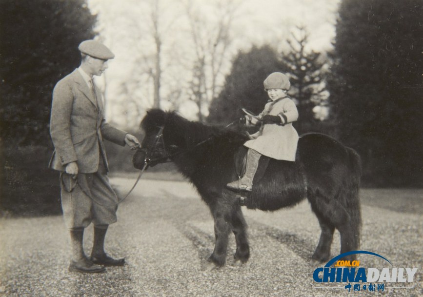 伊麗莎白女王童年照曝光 愛馬情結從小展現(圖)