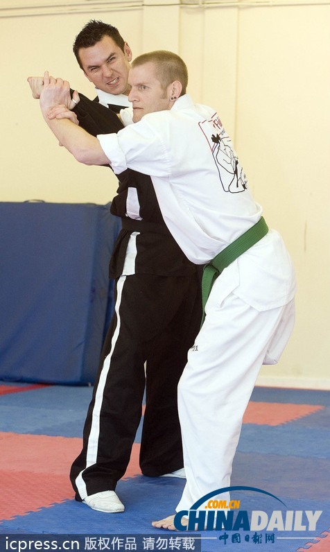 英現(xiàn)實(shí)版楊過“獨(dú)腿大俠” 首獲紅帶資格（組圖）