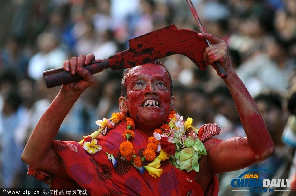 印度慶祝傳統(tǒng)節(jié)日 另類舞蹈上演“血色激情”