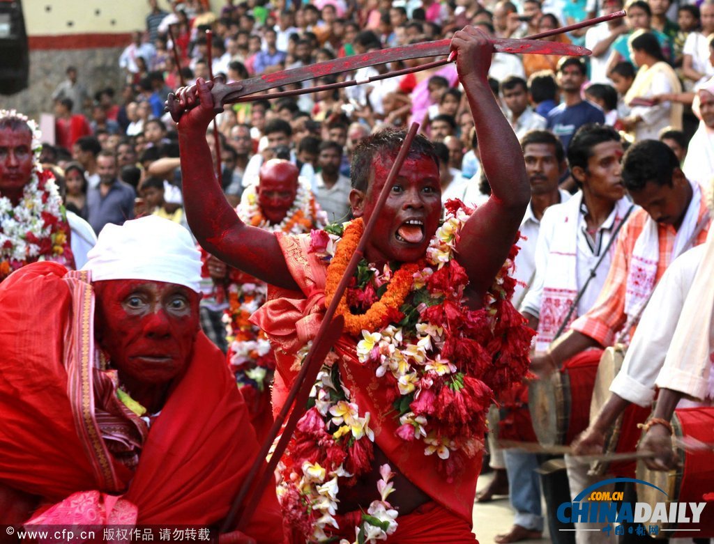 印度慶祝傳統(tǒng)節(jié)日 另類舞蹈上演“血色激情”