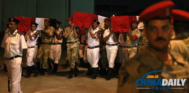 埃及運送警察車輛遭襲25人死亡 棺槨運抵首都(組圖)