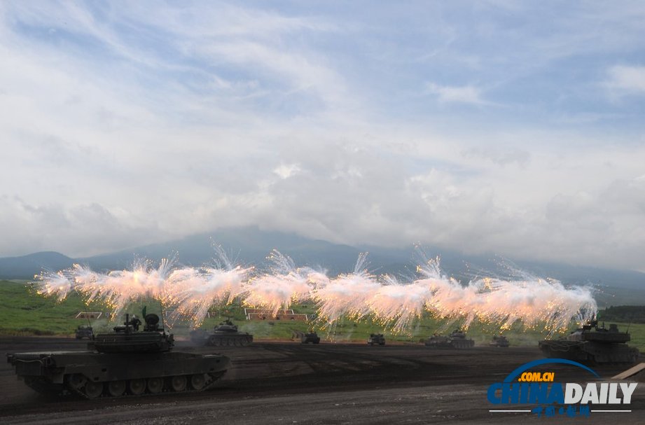 日本自衛(wèi)隊(duì)舉行年度實(shí)彈演習(xí) 聲勢(shì)浩大火光四溢（圖）