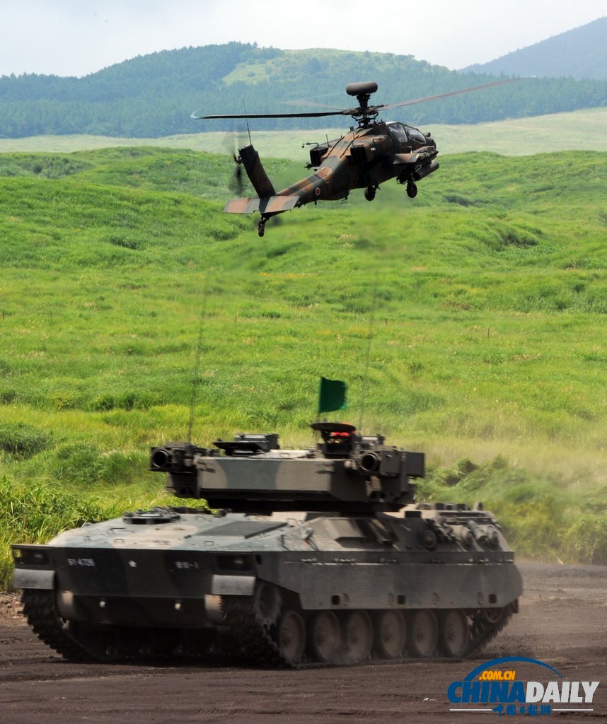 日本自衛(wèi)隊(duì)舉行年度實(shí)彈演習(xí) 聲勢浩大火光四溢(圖)