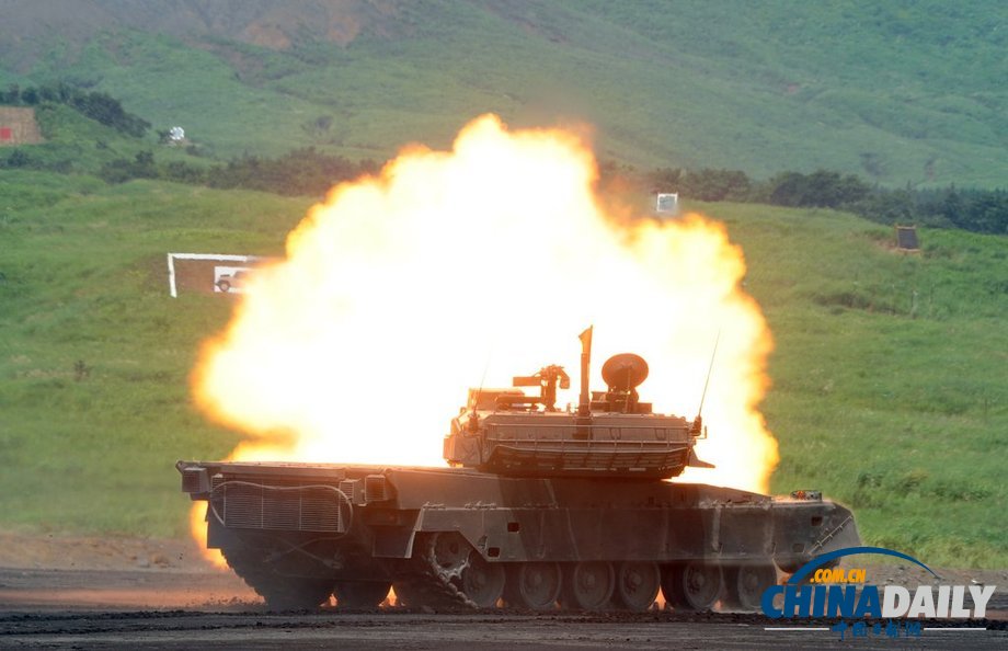 日本自衛(wèi)隊(duì)舉行年度實(shí)彈演習(xí) 聲勢(shì)浩大火光四溢(圖)