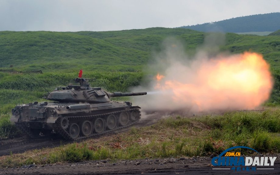 日本自衛(wèi)隊(duì)舉行年度實(shí)彈演習(xí) 聲勢浩大火光四溢(圖)