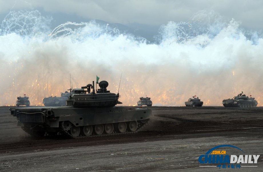 日本自衛(wèi)隊(duì)舉行年度實(shí)彈演習(xí) 聲勢浩大火光四溢（圖）