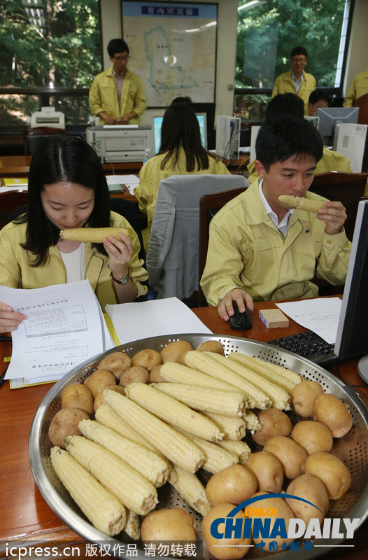 響應(yīng)韓美演習(xí) 韓官員大嚼玉米土豆體驗(yàn)戰(zhàn)士艱辛（組圖）