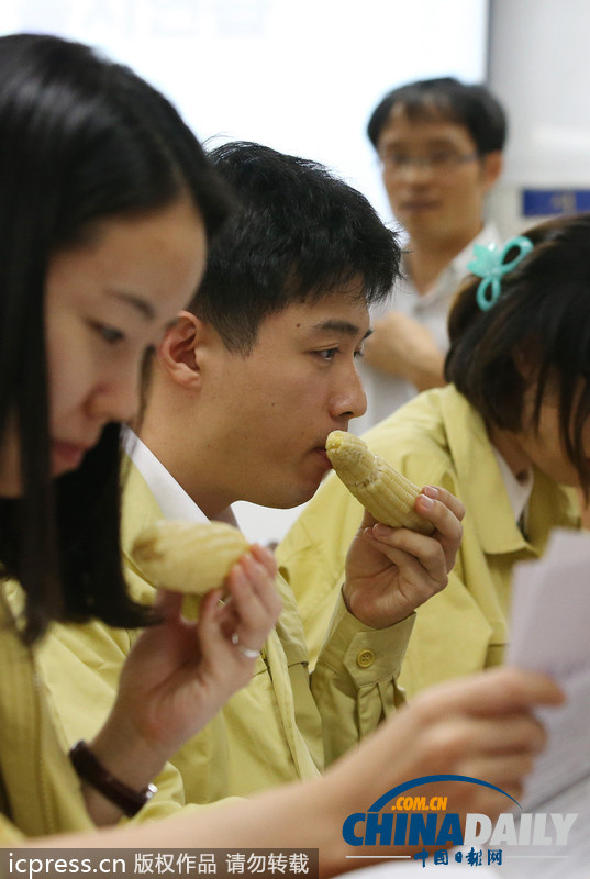 響應(yīng)韓美演習(xí) 韓官員大嚼玉米土豆體驗(yàn)戰(zhàn)士艱辛（組圖）