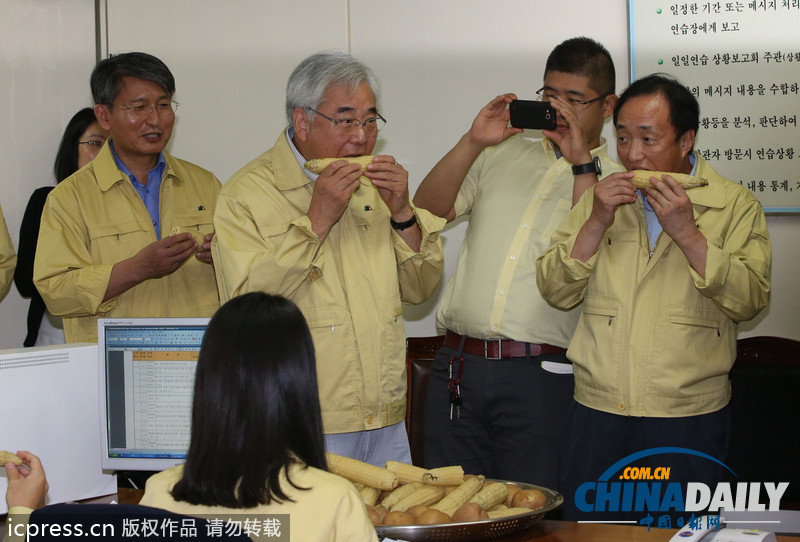 響應韓美演習 韓官員大嚼玉米土豆體驗戰(zhàn)士艱辛(組圖)