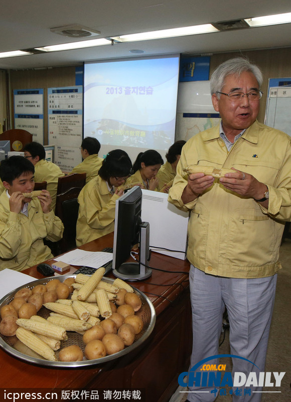響應(yīng)韓美演習(xí) 韓官員大嚼玉米土豆體驗(yàn)戰(zhàn)士艱辛（組圖）