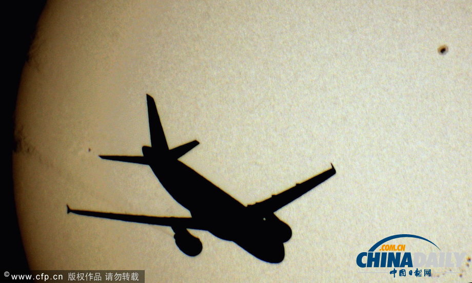 法國攝影師拍下“客機(jī)奔日”絕美照片（圖）