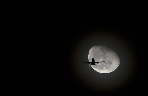 法國(guó)攝影師拍下“客機(jī)奔日”絕美照片(圖)