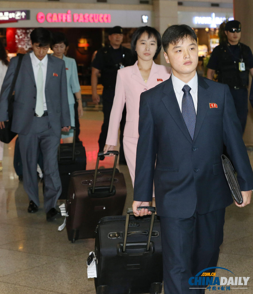 朝鮮青少年赴韓參加聯(lián)合國培養(yǎng)計劃 意氣風發(fā)（圖）