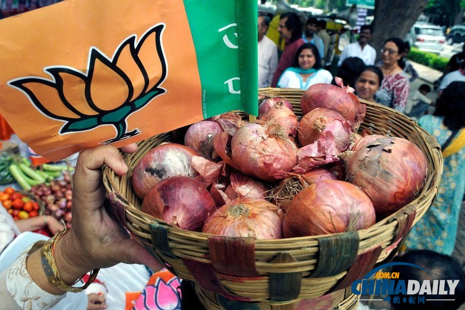 印度反對黨活動(dòng)家抗議執(zhí)政黨食品安全項(xiàng)目 遭警方暴力驅(qū)散（組圖）