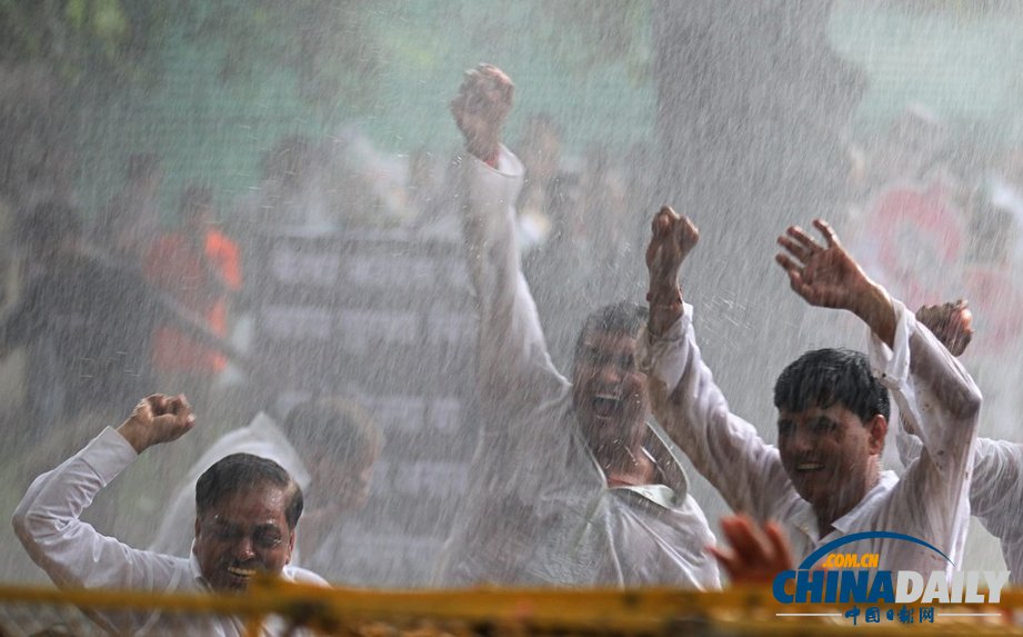 印度反對黨活動(dòng)家抗議執(zhí)政黨食品安全項(xiàng)目 遭警方暴力驅(qū)散（組圖）
