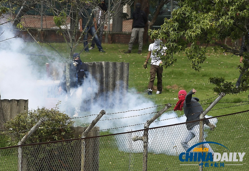 哥倫比亞全國(guó)大罷工要求下調(diào)汽油價(jià)格 引發(fā)警民沖突（組圖）