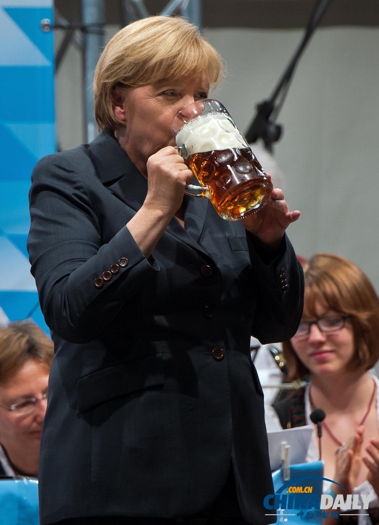 德國(guó)總理默克爾出席選舉活動(dòng) 現(xiàn)場(chǎng)豪飲啤酒（高清組圖）