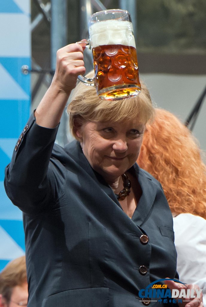 德國總理默克爾出席選舉活動(dòng) 現(xiàn)場豪飲啤酒（高清組圖）