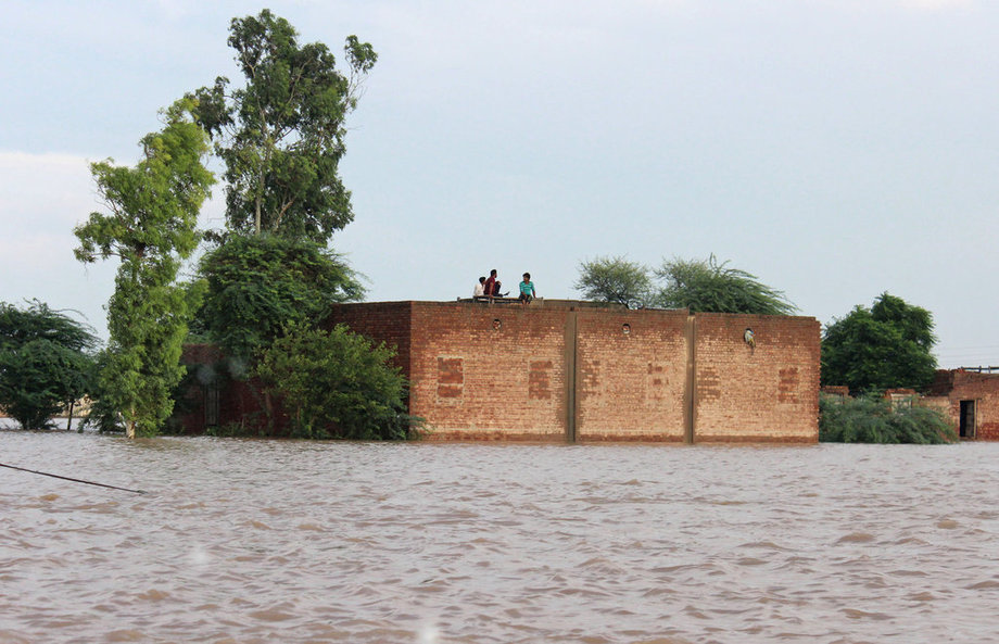 巴基斯坦洪災已致至少118人死亡 軍隊幫助災民轉(zhuǎn)移（組圖）