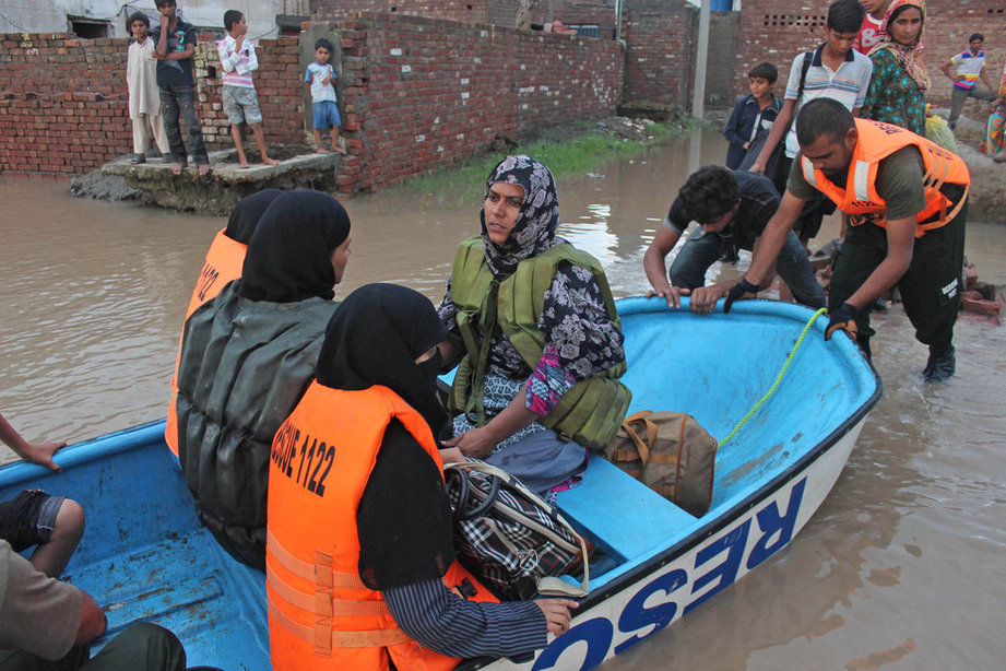 巴基斯坦洪災(zāi)已致至少118人死亡 軍隊(duì)幫助災(zāi)民轉(zhuǎn)移（組圖）