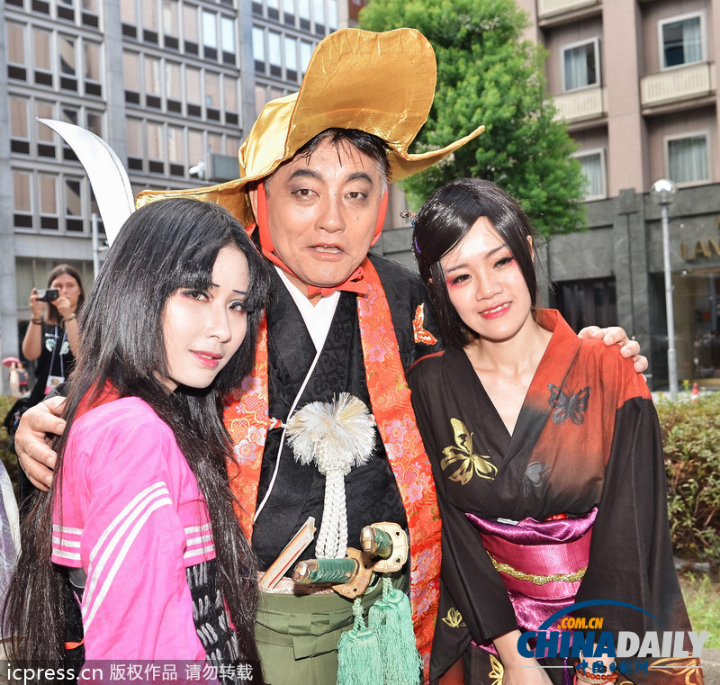 日本名古屋市長亮相cosplay峰會紅毯 左擁右抱艷福不淺(組圖)