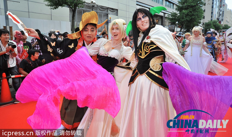日本名古屋市長(zhǎng)亮相cosplay峰會(huì)紅毯 左擁右抱艷福不淺（組圖）