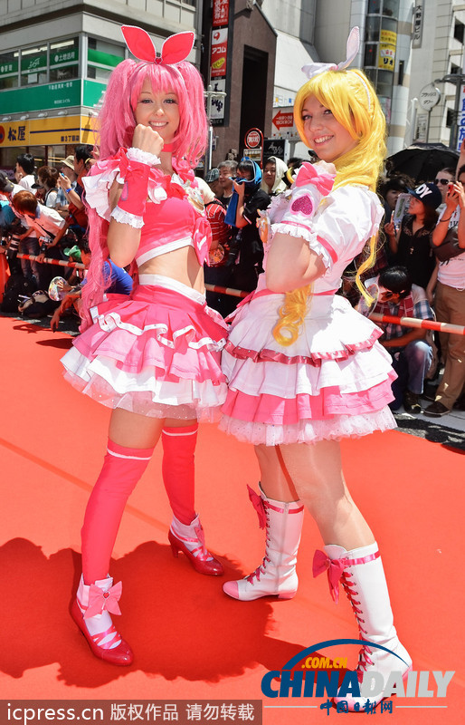 日本名古屋市長(zhǎng)亮相cosplay峰會(huì)紅毯 左擁右抱艷福不淺（組圖）