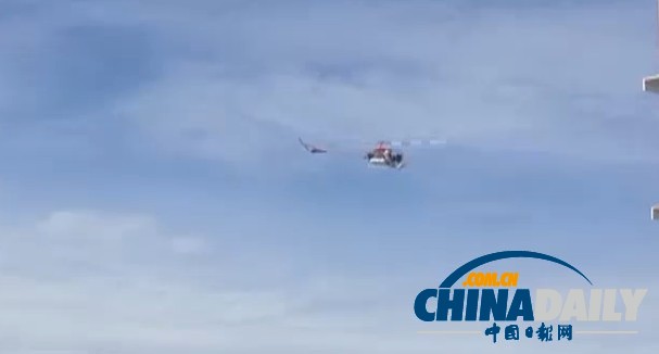 美國一小鎮(zhèn)上空突然“掉”美元 民眾欣喜撿錢