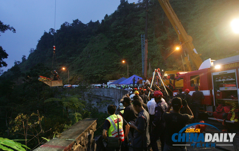 馬來西亞公交車墜崖已致33人死亡 其中24名華人（高清組圖）